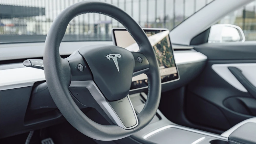 UBS повысил рейтинг акций Tesla с «продавать» до «держать» за неделю до выхода квартальной отчетности / Фото: 24K-Production / Shutterstock.com