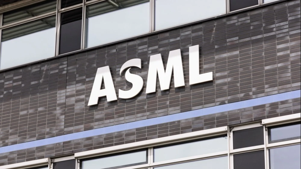 Чистая выручка компании в этом году составит от €36 млрд до €40 млрд, ждут в ASML / Фото: PixelBiss / Shutterstock