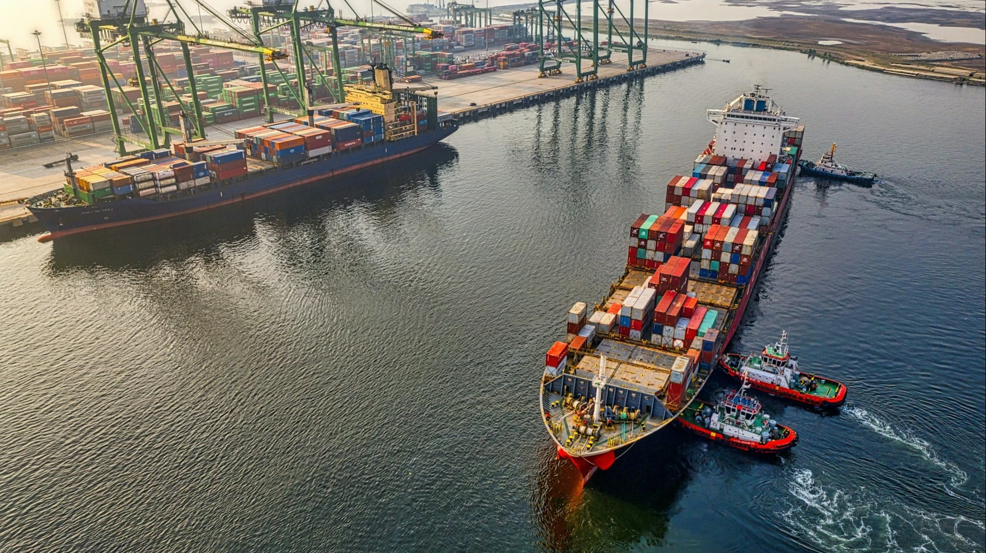 Если стороны договорятся о предотвращении возобновления войны на Ближнем Востоке, Иран готов гарантировать ненападение судам, проходящим через Ормузский пролив у берегов Омана, говорит источник Reuters / Фото: william william / unsplash