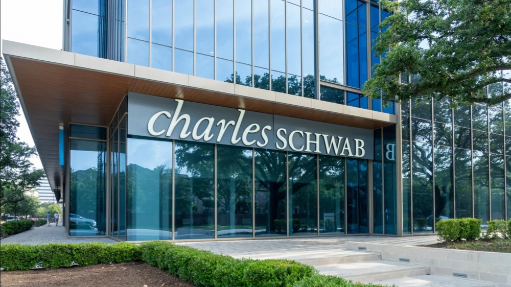 Broker Charles Schwab will start competing with Robinhood and Coinbase / Photo: JHVEPhoto / Shutterstock.com