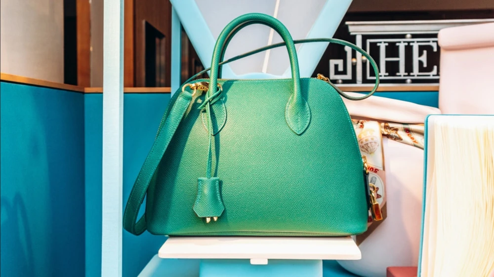 Hermès targets ultra-wealthy customers who are not concerned about rising fuel prices: WSJ sees no reason for the brands shares to fall / Photo: Andrei Antipov / Shutterstock.com