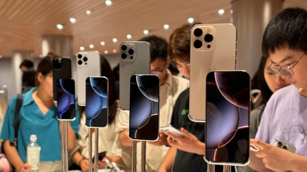 Apple лидирует на рынке в Китае по поставкам, но может столкнуться с проблемами из-за дефицита чипов, предупреждает WSJ / Фото: Wist2010 / Shutterstock