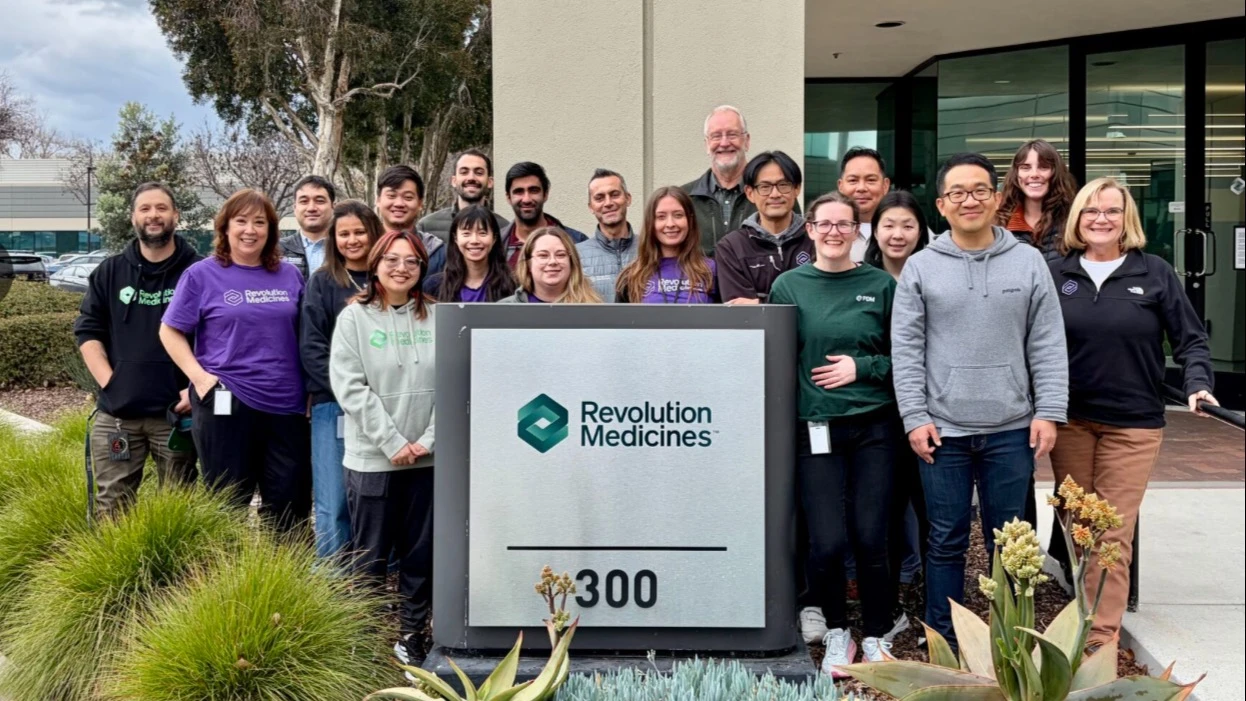 Компания Revolution Medicines в апреле объявила о «беспрецедентных» результатах исследования своего препарата против рака поджелудочной железы. Ее акции за год выросли почти на 300%. Фото: страница компании в LinkedIn