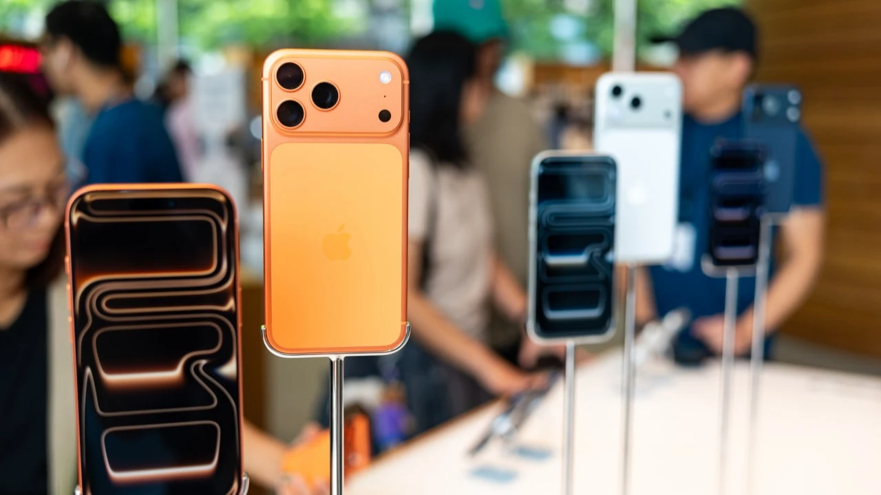 Tim Cooks successor is a bet on stability, not a visionary turnaround, says analyst / Photo: Wongsakorn 2468 / Shutterstock.com