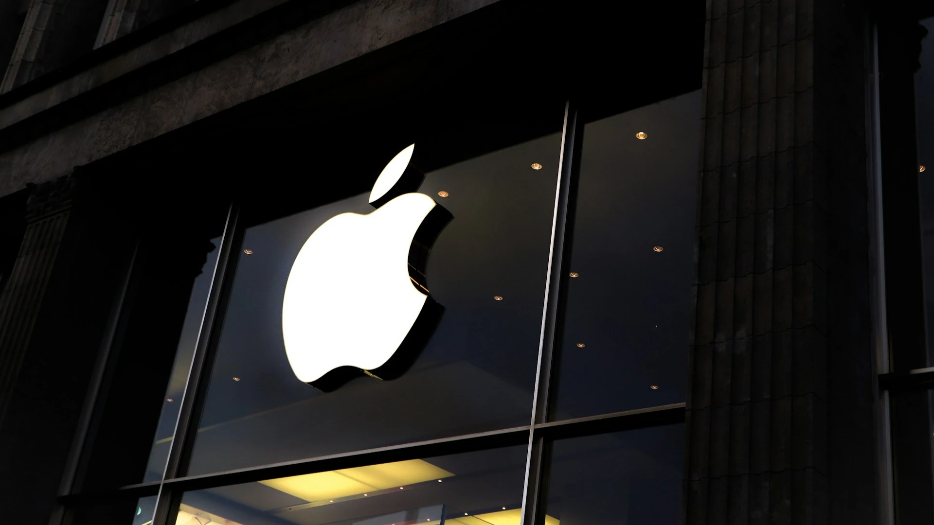 Спустя более чем десятилетие во главе компании Тим Кук переходит на роль председателя совета директоров Apple / Фото: Laurenz Heymann / unsplash