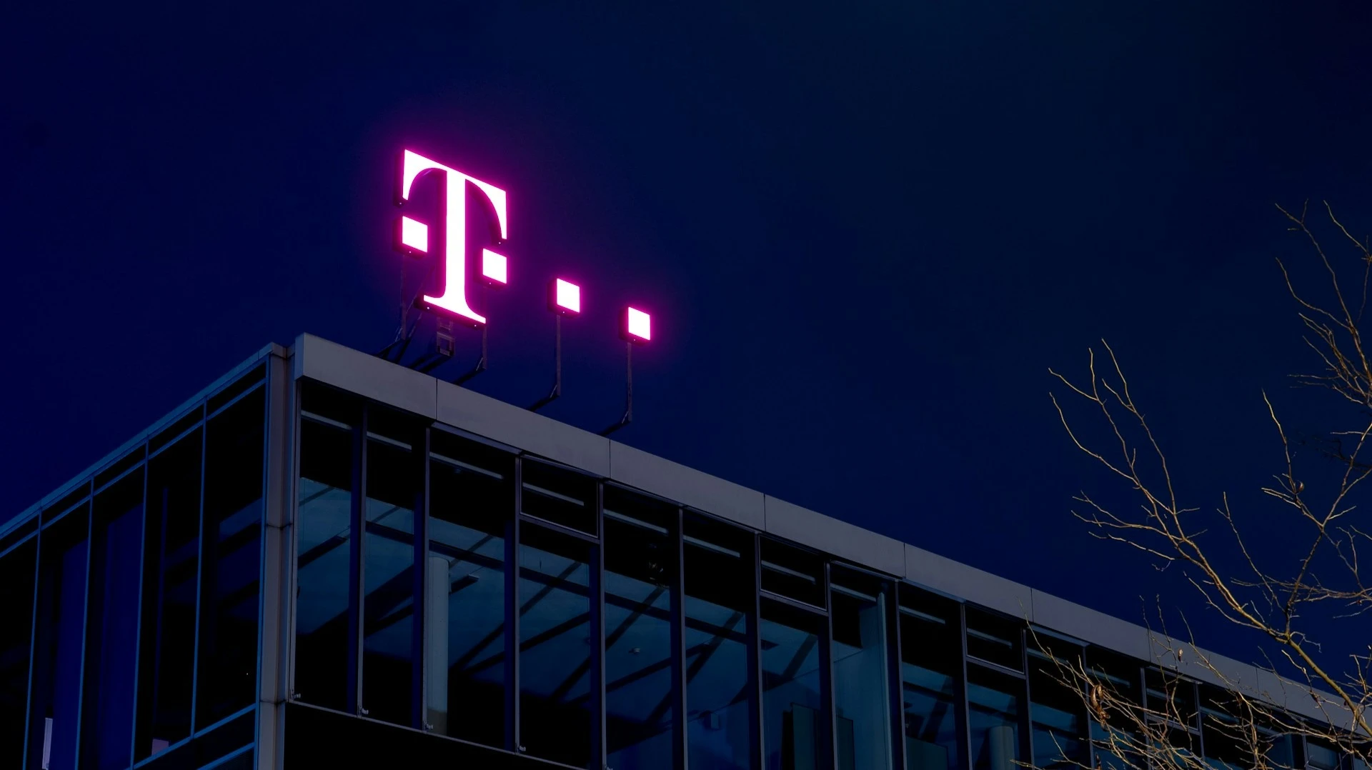 German telecom operator Deutsche Telekom is discussing a possible merger with US company T-Mobile, sources told Bloomberg / Photo: Unsplash / Mika Baumeister