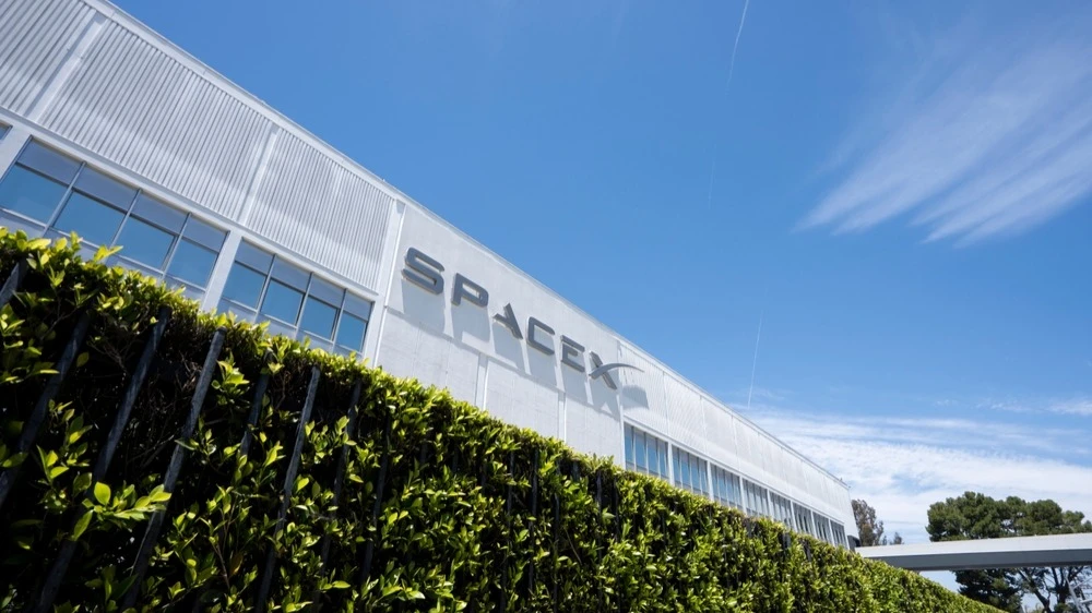 SpaceX предупредила о рисках: космические дата-центры для ИИ могут не стать прибыльными / Фото: Tada Images / Shutterstock