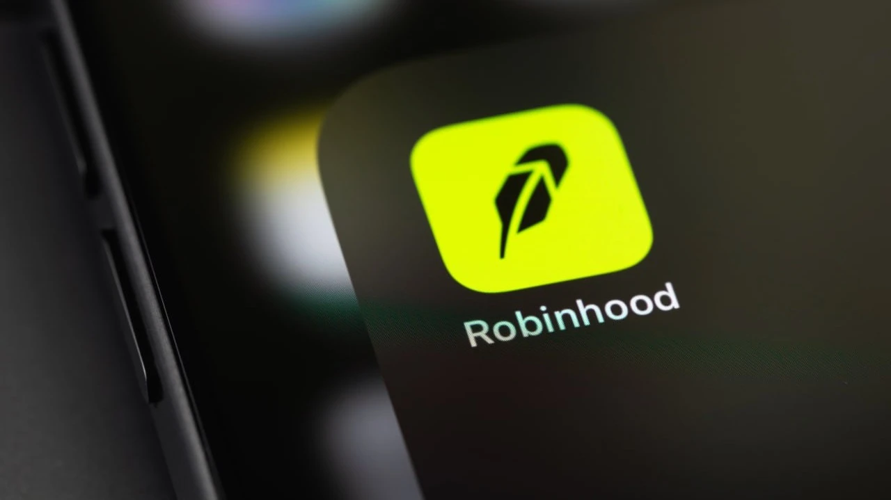 Stock and cryptocurrency trading platform Robinhood gave private investors access to OpenAI, investing $75 million in the company / Photo: Shutterstock.com / Primakov