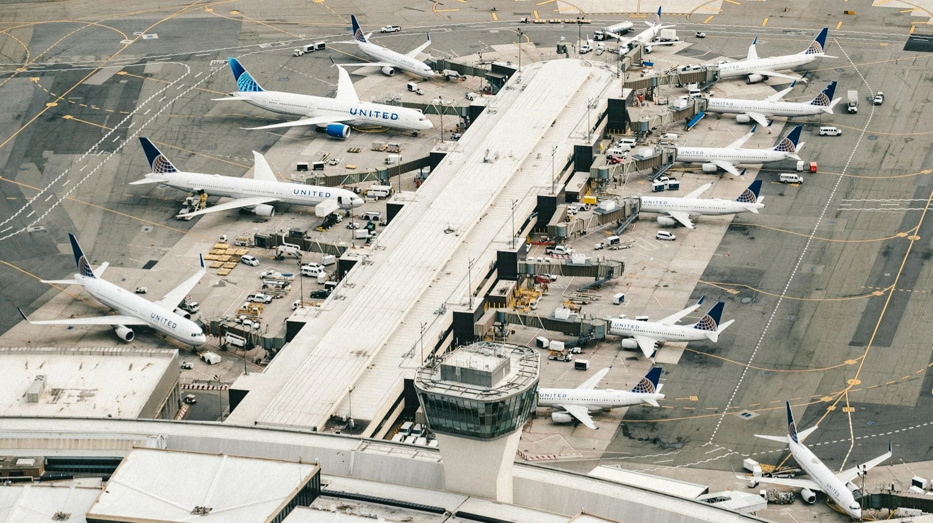 19 out of 20 major airlines have cut the number of flights due to high jet fuel prices / Photo: unsplash.com / Chris Leipelt