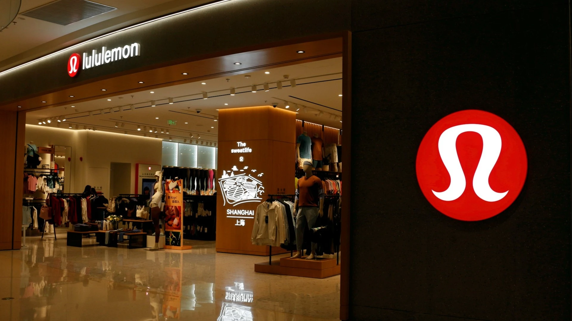 Lululemon объявила о назначении Хайди О’Нилл на пост CEO — ранее она занимала ключевые позиции в Nike и других крупных компаниях / Фото: P. L. / unsplash