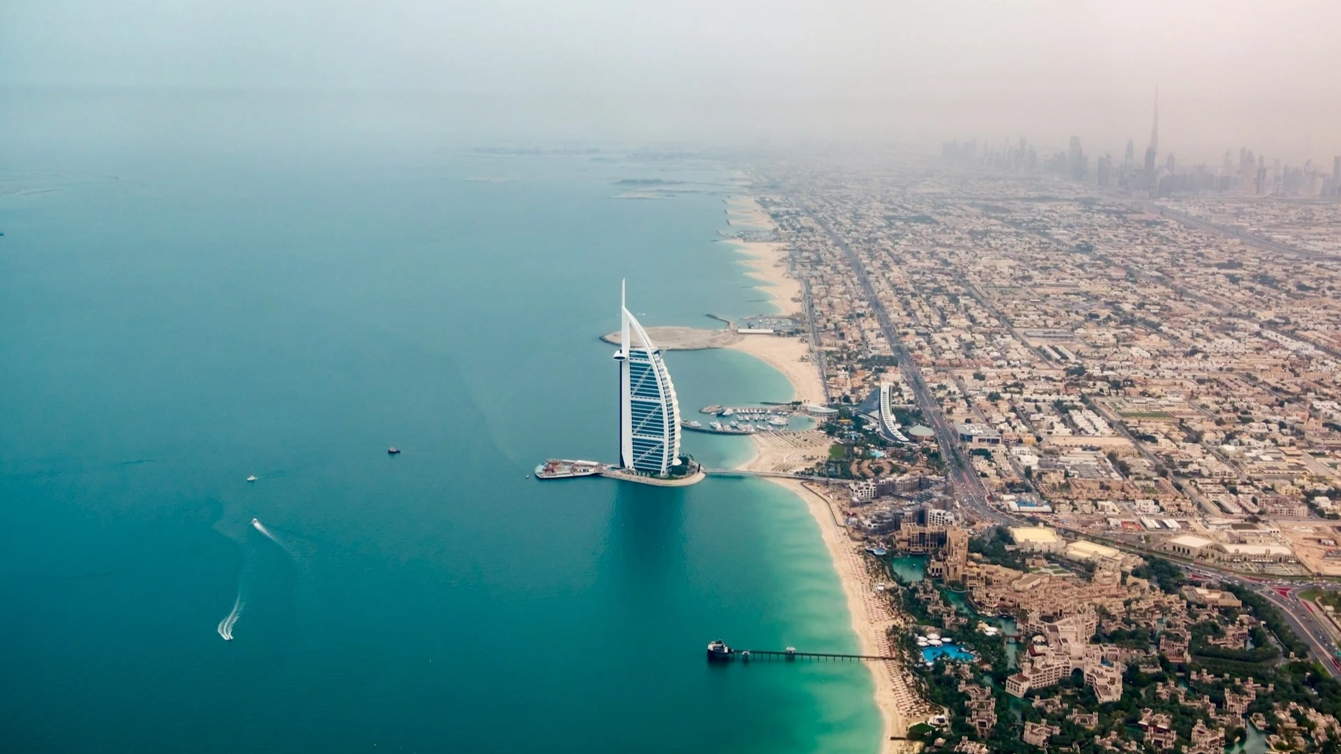 Одни игроки отрасли жилой недвижимости Дубая уже готовятся к «сложному» лету, в то время как другие, по их словам, — напротив фиксируют рост интереса со стороны людей из Египта, Индии и ОАЭ / Фото: Christoph Schulz / unsplash