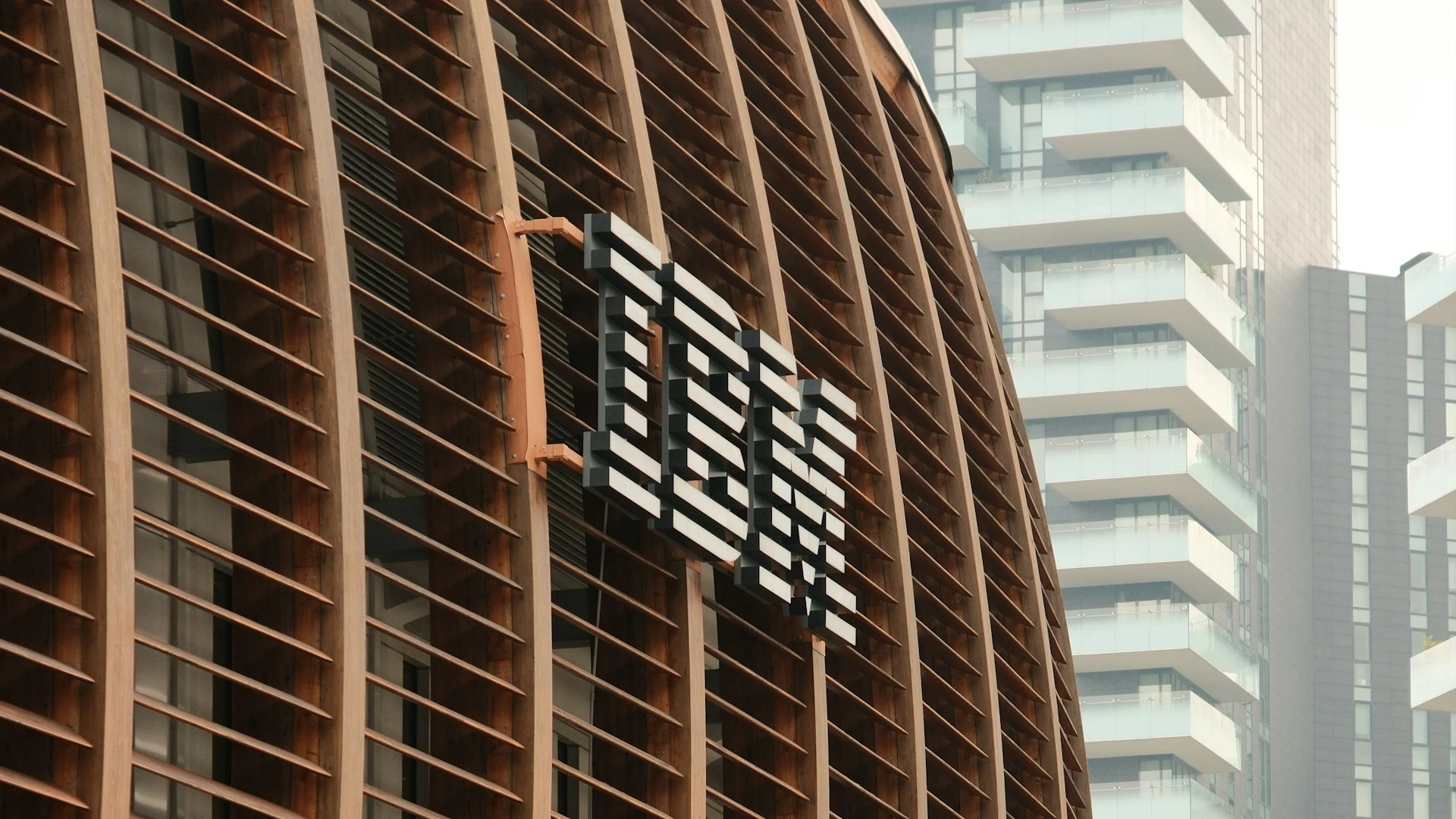 IBM shares fall 8.3% despite strong quarterly report / Photo: unsplash.com / Claudio Schwarz