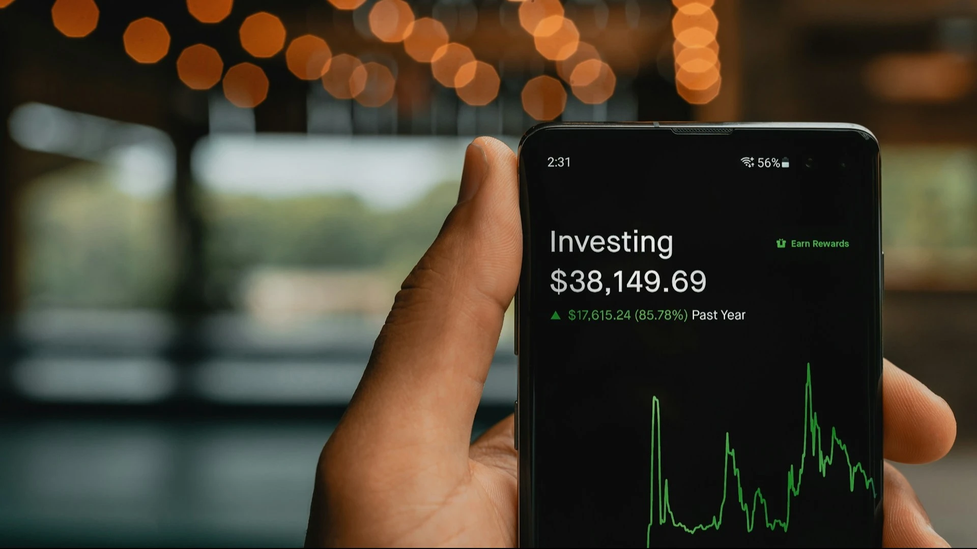 Положительные эмоции инвестора при торговле приводят к тому, что он начинает недооценивать риски финансовых продуктов. Фото: PiggyBank / Unsplash.com