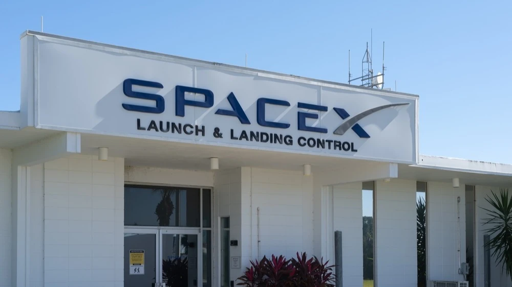 SpaceXs warnings about the risks of unprofitable data centers in space contrast with the optimism Elon Musk displays in public / Photo: JHVEPhoto/Shutterstock.com