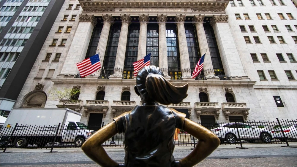 Barclays advises buying mid-cap semiconductor makers Skyworks Solutions and Qorvo - they could benefit from the release of the foldable iPhone / Photo: Shutterstock.com