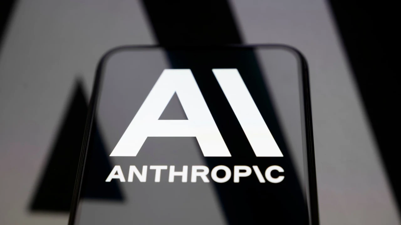 Anthropic will receive $10 billion from Google and buy AI chips from it / Photo: Samuel Boivin / Shutterstock.com