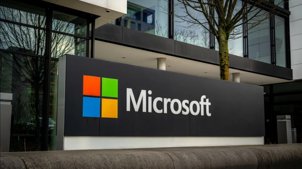 Michael Burry bet on Microsoft stock and undervalued software developer securities / Photo: gguy / Shutterstock.com