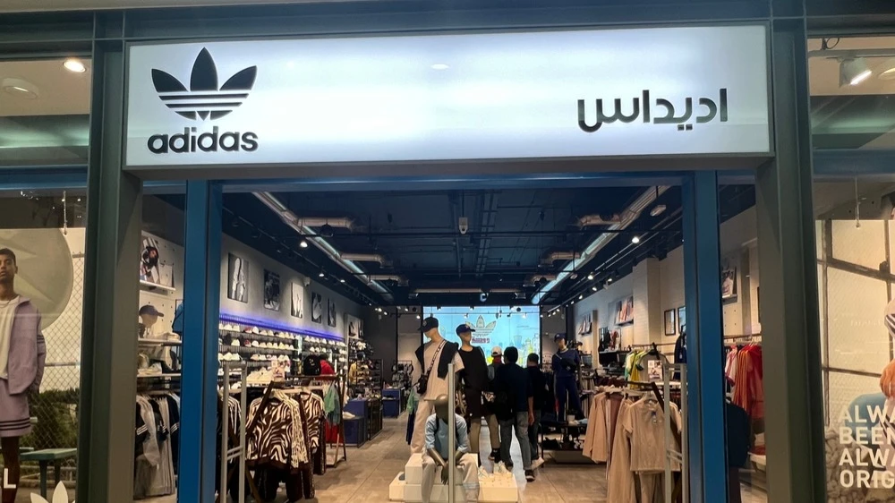 Ближневосточные продажи Adidas снизились из-за войны в Иране / Фото: Ritu Manoj Jethani/Shutterstock.com