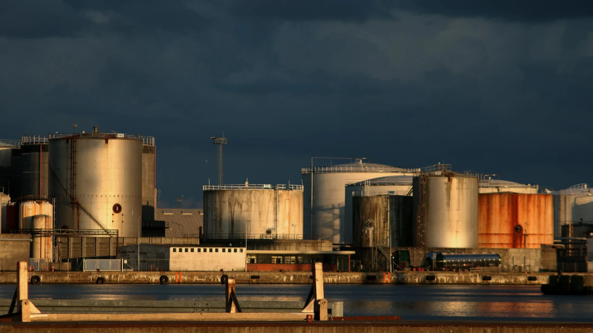 Ранее источники The Wall Street Journal сообщили, что возобновлению бомбардировок Ирана Трамп предпочитает длительную блокаду иранских судов и портов в Ормузском проливе / Фото: Alex Waldbrand / unsplash