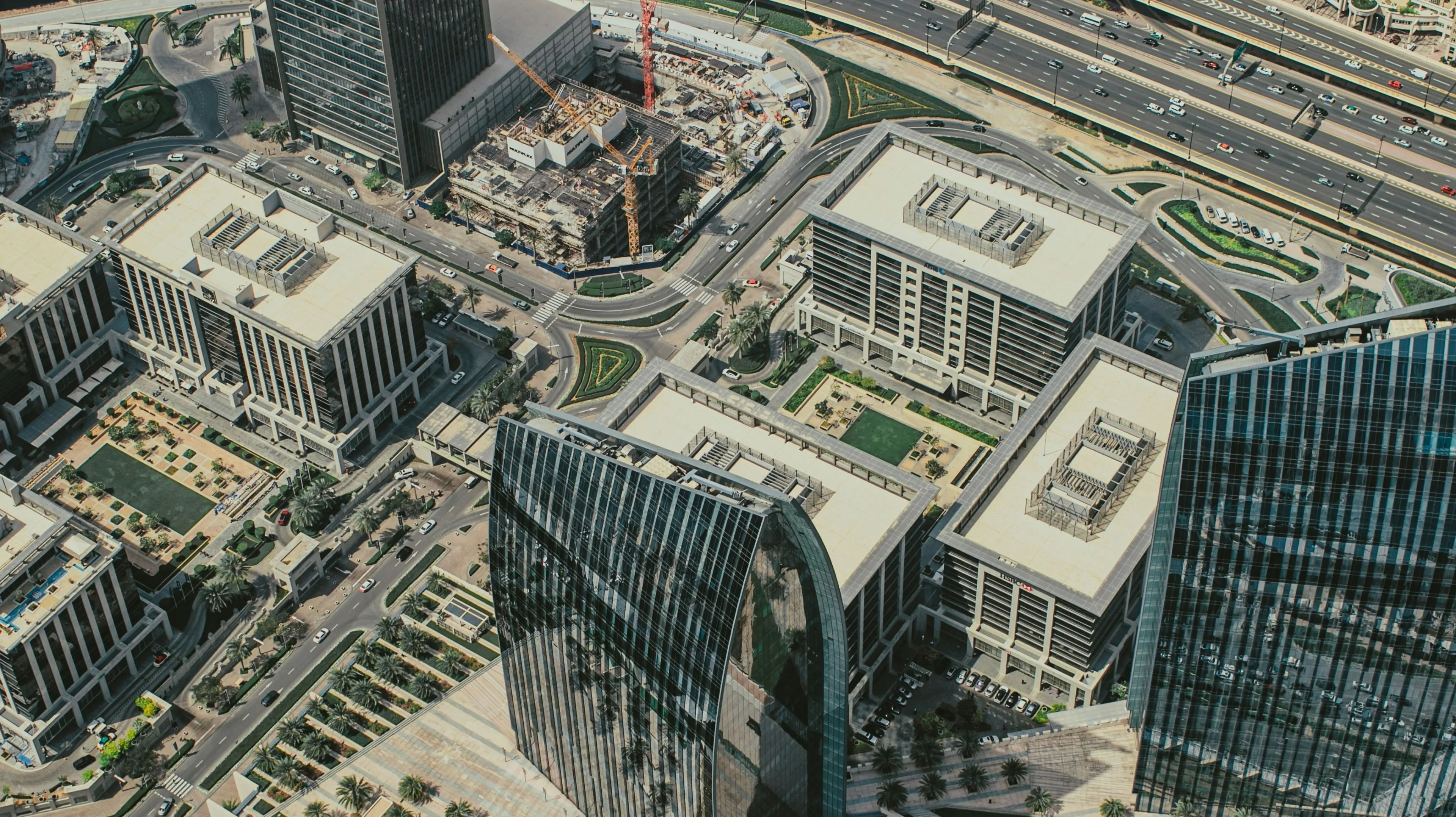 Девелоперы начали сокращать проекты еще до начала военного конфликта на Ближнем Востоке. Фото: Shutterstock