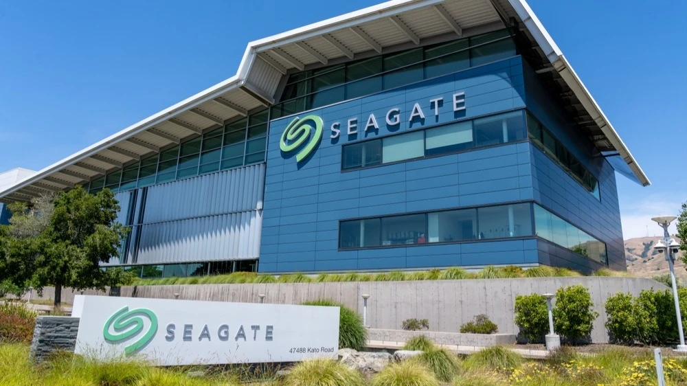 Seagate Technology ended the third quarter of fiscal 2026 with results that exceeded expectations / Photo: JHVEPhoto/Shutterstock