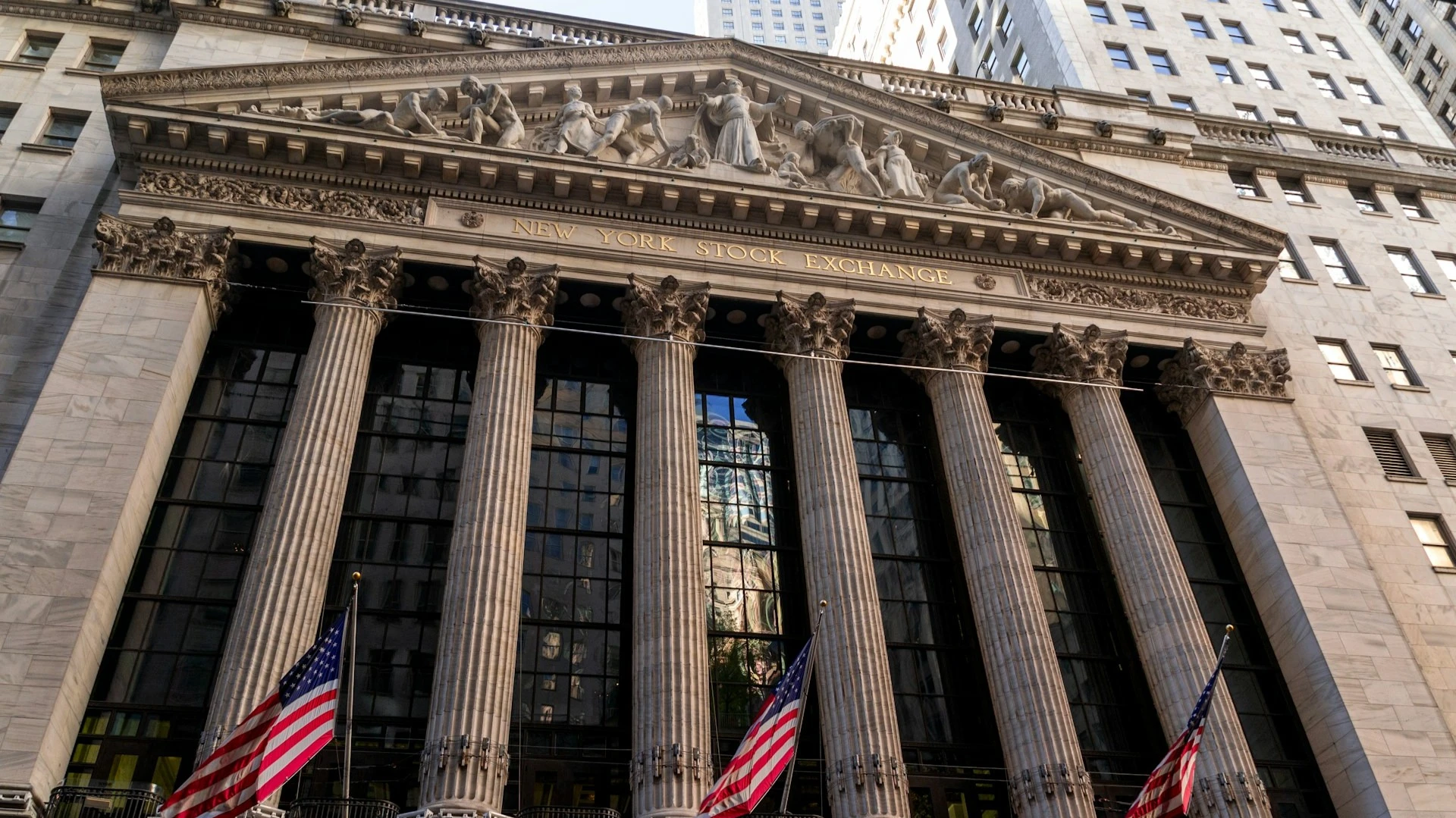 Consumers and stock markets are ignoring the long-term effects on the economy caused by the U.S.-Iran war, Wall Street analysts say / Photo: unsplash.com / David Vives