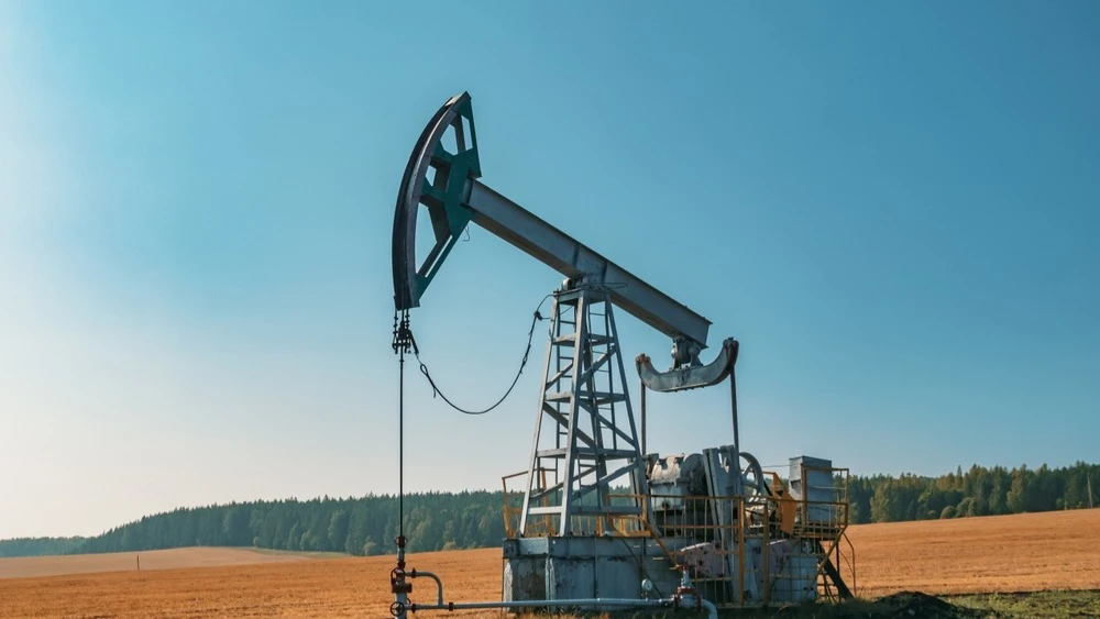 Фьючерсы на нефть упали на торгах в четверг, 30 апреля. Фото: Evgenii Bakhchev/Shutterstock