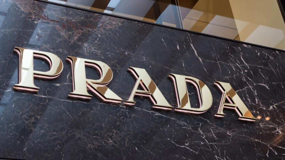 Prada отчиталась без сюрпризов, но один из наиболее популярных брендов группы Miu Miu замедлил рост из-за войны / Фото: Manuel Esteban / Shutterstock