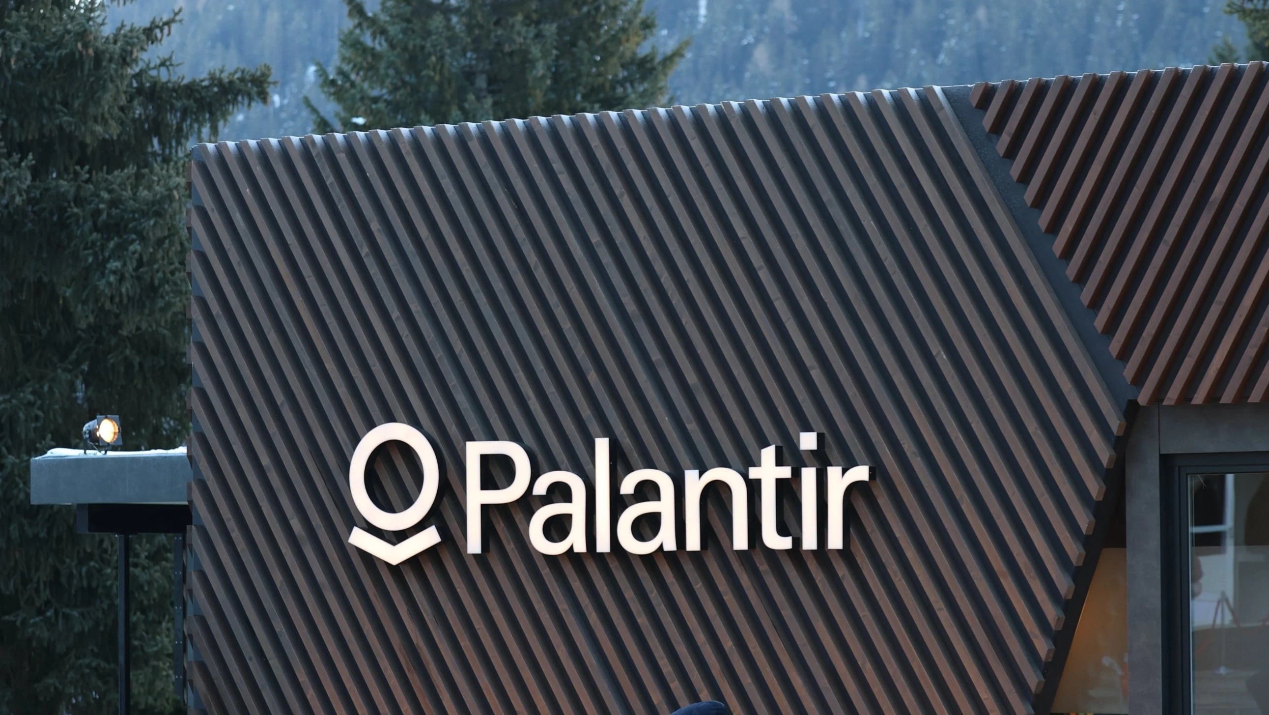 Oppenheimer recommends Palantir shares to buy despite 21% YTD drop / Photo: X/PalantirTech