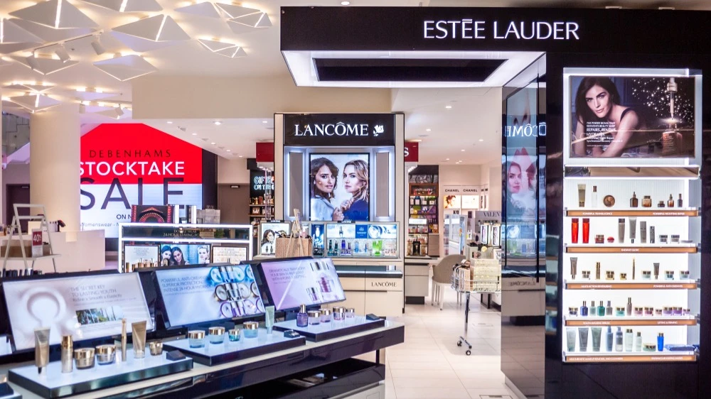 Estée Lauder will increase staff cuts to save money / Photo: doublelee / Shutterstock