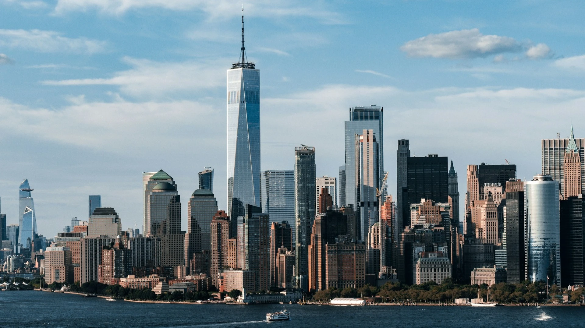 Geopolitics and oil market remain key external factors / Photo: Jermaine Ee / unsplash