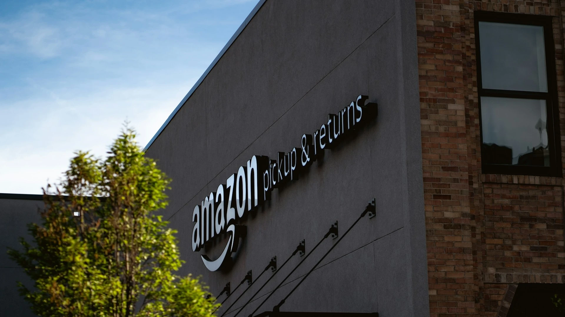 Amazon открыл свою логистическую сеть для сторонних компаний. Аналитики рынка считают, что это может нарушить устоявшийся уклад логистики в США / Фото: unsplash.com / Brian Angelo