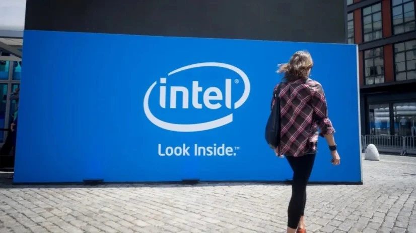 Акции Intel подскочили после сообщения о возможных заказах на выпуск чипов для Apple / Фото: rblfmr / Shutterstock.com