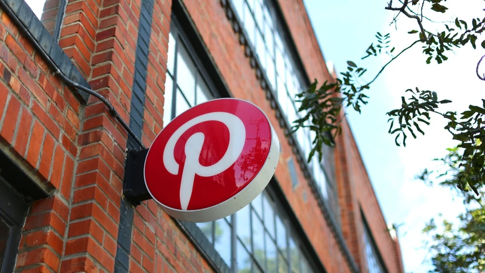 Акции популярной соцсети Pinterest подскочили почти на 18% / Фото: marleyPug / Shutterstock.com