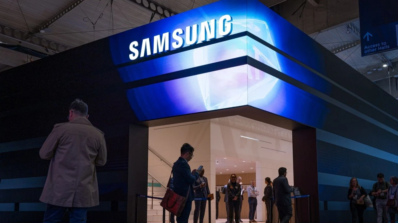 Samsungs capitalization has exceeded $1 trillion / Photo: davide bonaldo / Shutterstock.com