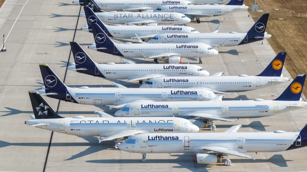 Lufthansa рассчитывает на рост прибыли по итогам года, несмотря на сокращение рейсов / Фото: Markus Mainka / Shutterstock