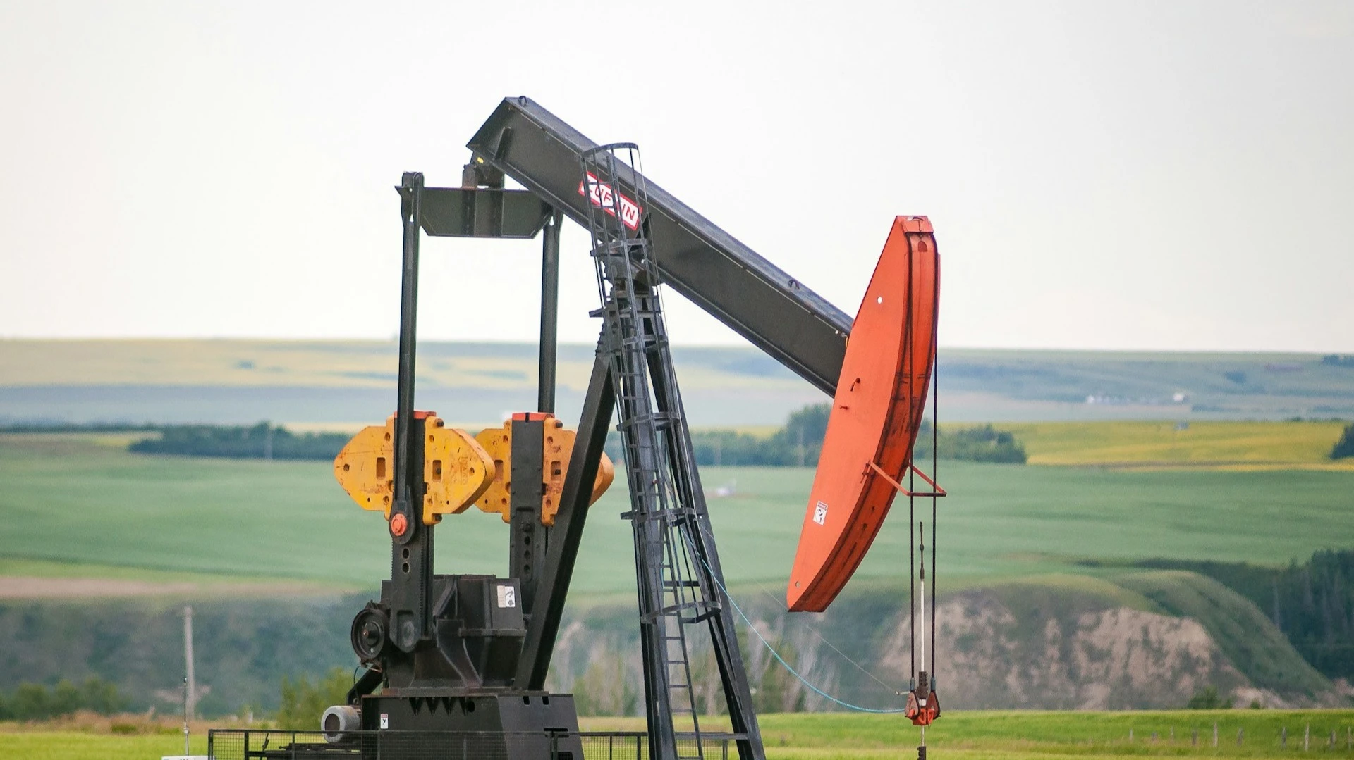 OPEC countries have cut oil production to its lowest since 1990, Bloomberg / Unsplash/David Thielen claims