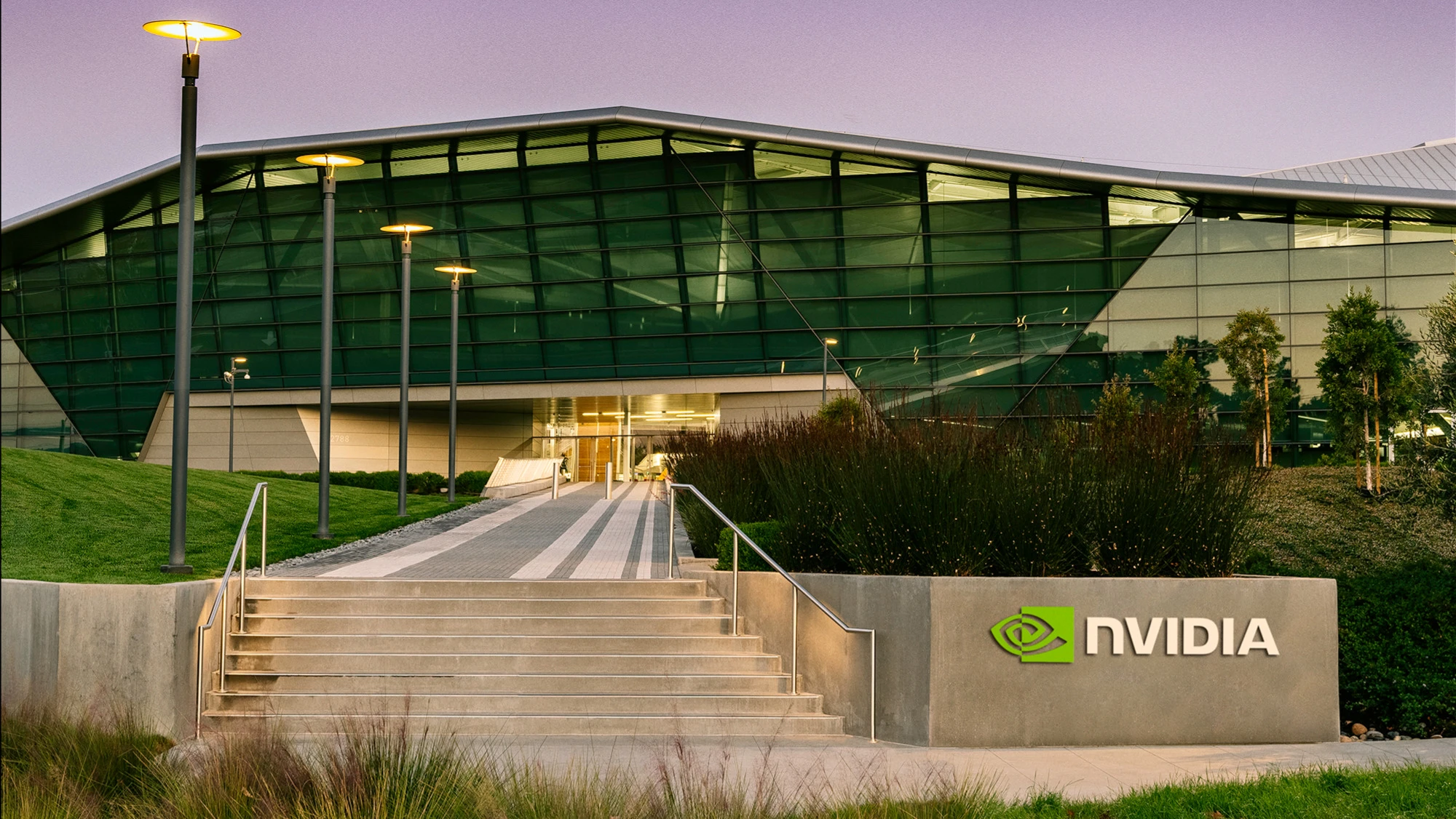 Nvidia стремится перейти с передачи данных между процессорами через медные провода на оптоволоконные технологии / Фото: Nvidia