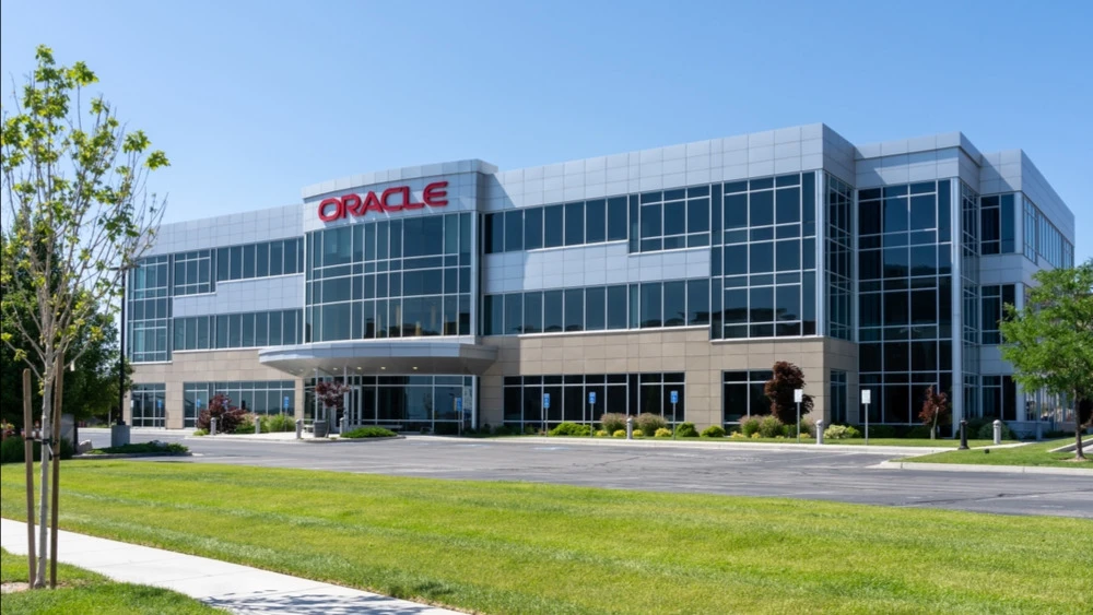 Oracle has had trouble providing power to data centers under construction for OpenAI / Photo: JHVEPhoto / Shutterstock.com