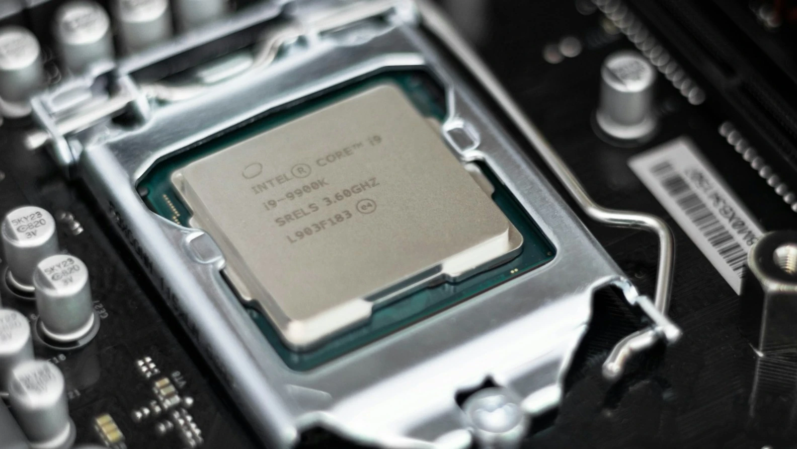 Intel может стать производителем чипов для Apple / Фото: Unsplash/Christian Wiediger