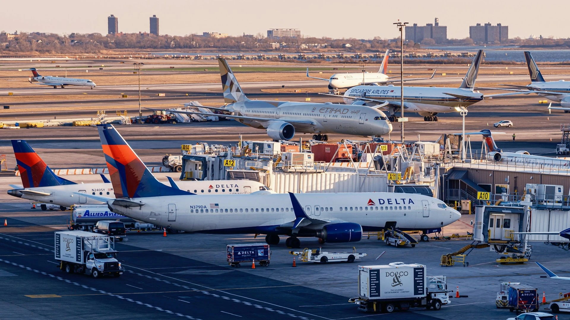 Air carriers around the world are increasing ticket prices, introducing additional fares and reducing the number of flights due to expensive jet fuel / Photo: Unsplash.com / Lumin Osity