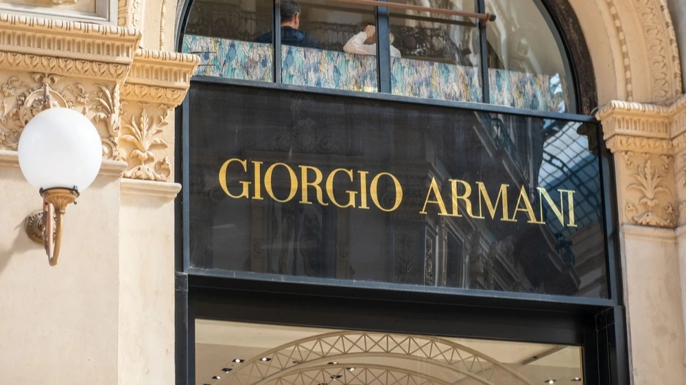 Armani рассматривает продажу 15-процентной доли в компании трем партнерам / Фото: Kittyfly / Shutterstock