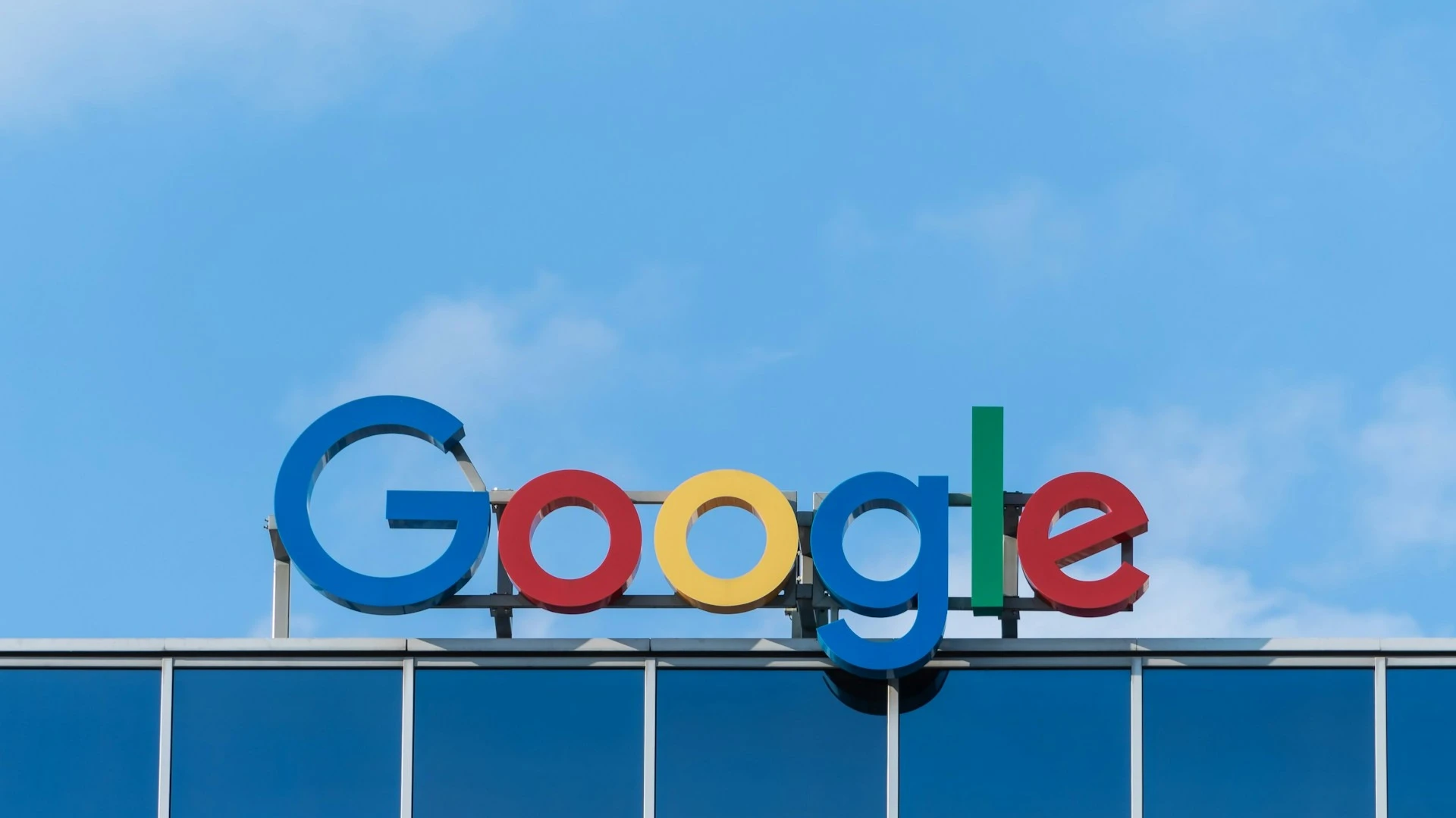 Представители Google зафиксировали первую кибератаку с использованием нейросетей / Фото: Unsplash / Pawel Czerwinski