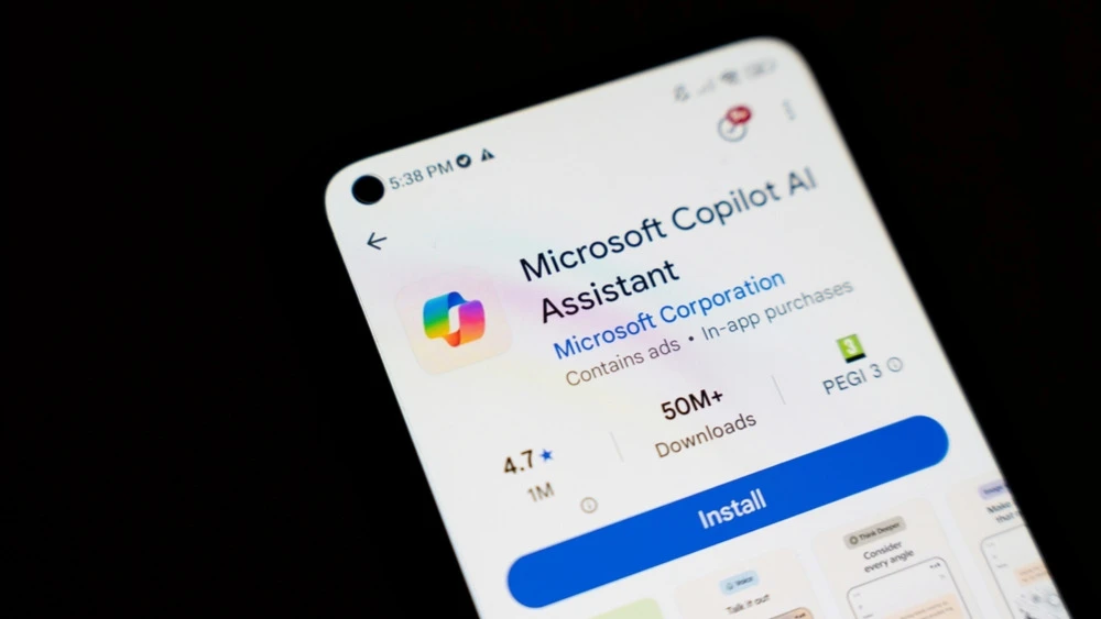 Результатом коммерческого партнерства Microsoft с OpenAI стал запуск ИИ Copilot / Фото: daily_creativity / Shutterstock.com