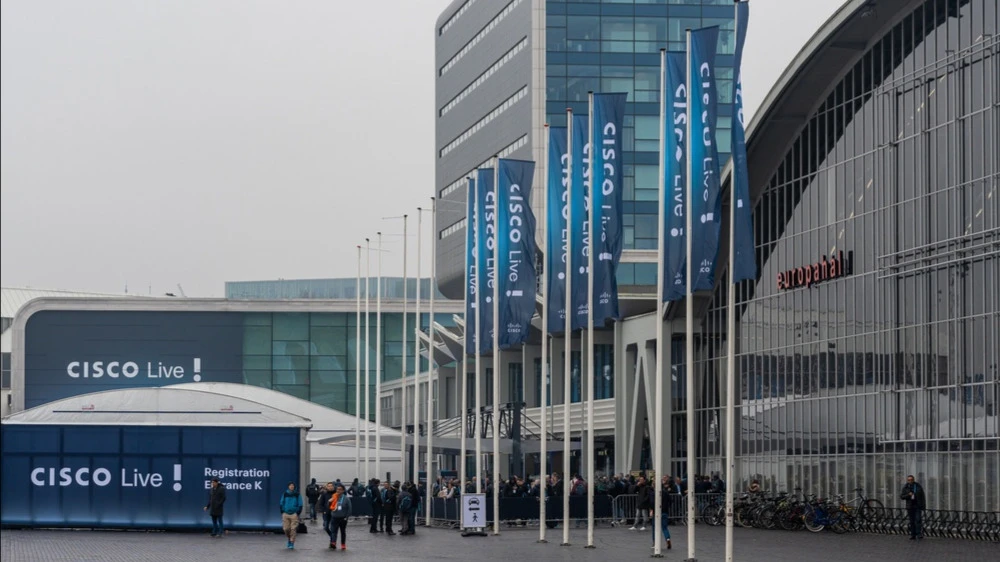 Cisco raised its forecast for AI infrastructure and hyperscaler hardware orders for the year from $5 billion to $9 billion / Photo: Milos Ruzicka / Shutterstock.com