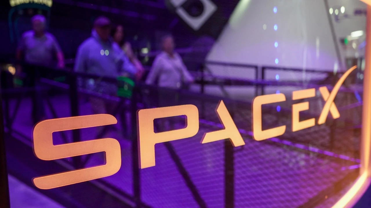 SpaceX планирует в июне провести роуд-шоу перед IPO, узнал CNBC / Фото: MikeDotta / Shutterstock.com