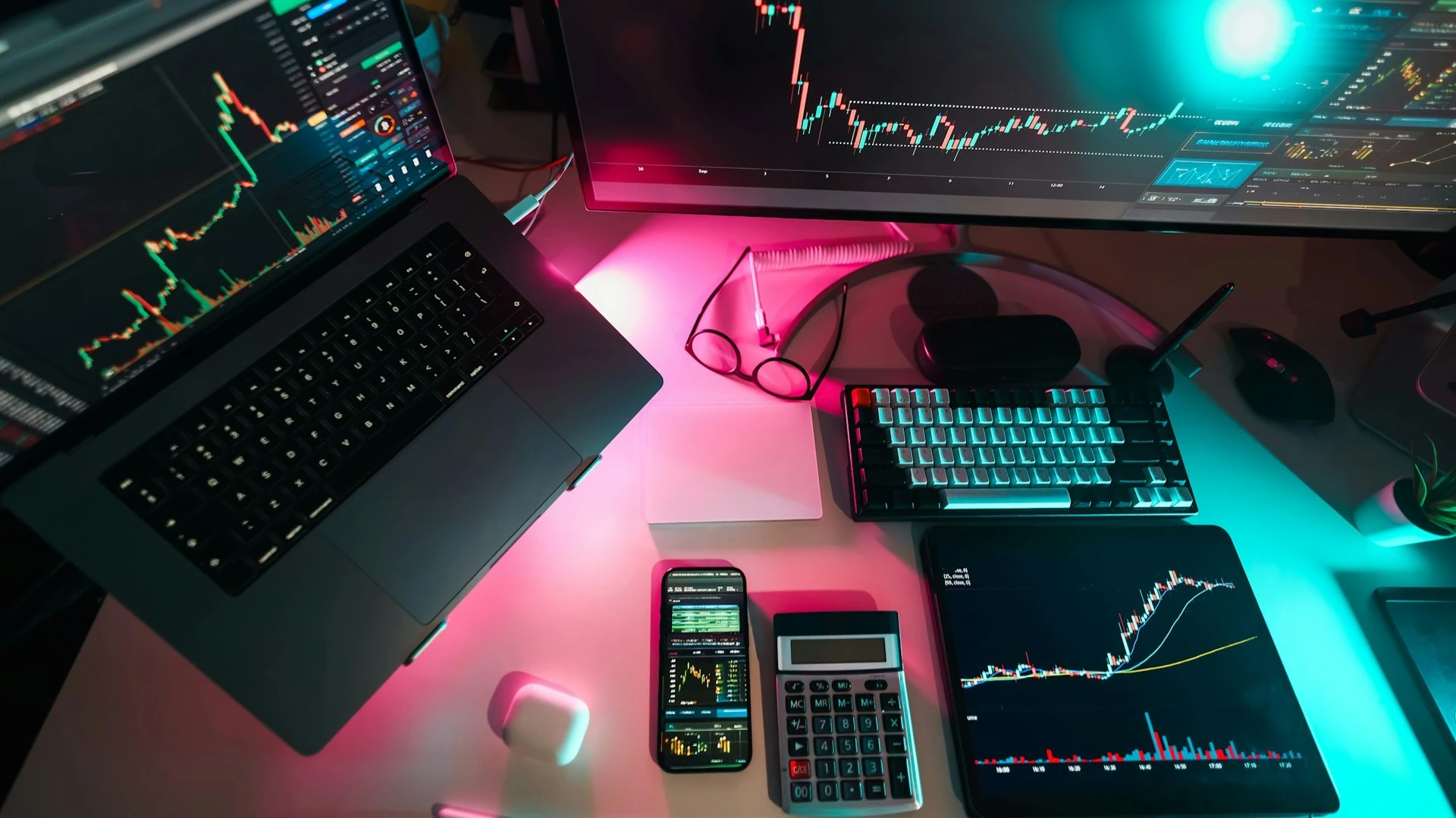 С ростом опыта инвесторы значительно снижают оборачиваемость своих портфелей и учатся избегать излишне активной торговли. Фото: Jakub Żerdzicki / Unspash.com