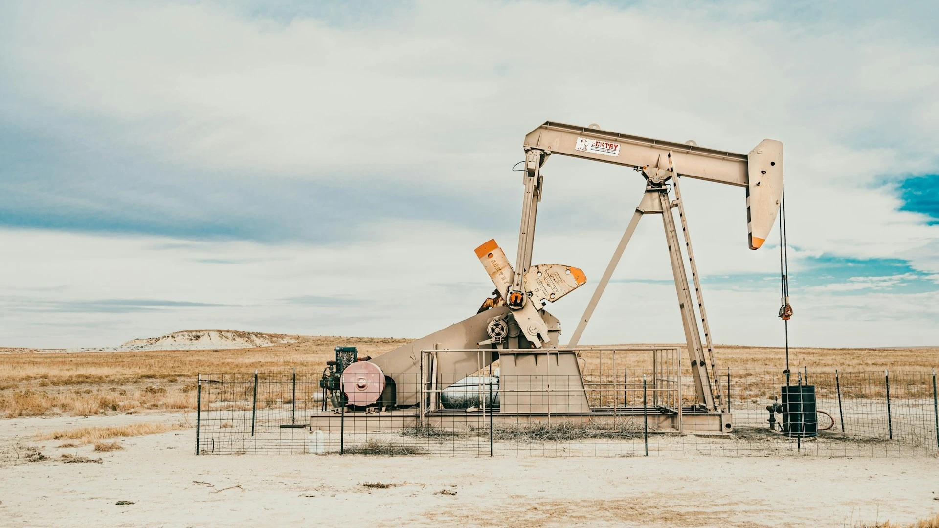 Резкий рост цен на нефть до $150 за баррель может спровоцировать для мировой экономики крупный инфляционный шок, считает глава Evercore / Фото: Unsplash/Colton Sturgeon
