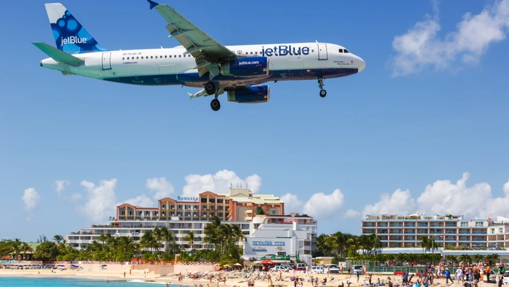 JetBlue, the sixth largest U.S. airline, tried to buy Spirit, but the deal was blocked by regulators in 2026 / Photo: Markus Mainka / Shutterstock.com