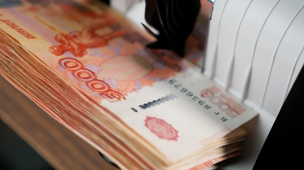 Since the beginning of April, the Russian ruble has strengthened against the US dollar by about 12% / Photo: Semyon Prudiy/Shutterstock